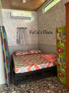 Ένα ή περισσότερα κρεβάτια σε δωμάτιο στο KeCai’s Place