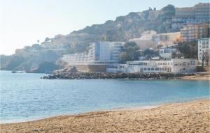 サン・フェリウ・デ・ギホルスにあるNice Apartment In Sant Feliu De Guxols With Kitchenの丘の上の建物があるビーチの景色