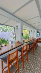 een rij tafels en stoelen in een kamer bij CERIA HOTEL at Alun Alun Yogyakarta in Yogyakarta