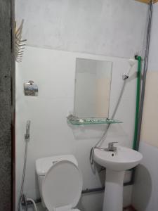 La salle de bains est pourvue de toilettes blanches et d'un lavabo. dans l'établissement Ba Be Lake Homestay - Quynh Chi, à Ba Be18