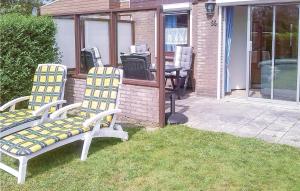 2 Stühle und ein Tisch auf der Terrasse in der Unterkunft 3 Bedroom Amazing Home In Callantsoog in Callantsoog