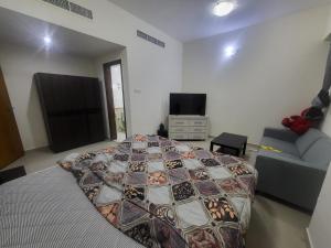 1 dormitorio con 1 cama grande y 1 sofá en Luxury 3 BHK family vacation home, en Dubái
