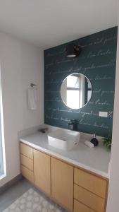 La salle de bains est pourvue d'un lavabo et d'un miroir mural. dans l'établissement CASa SENECA, à La Paz