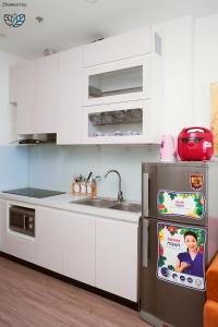 La cuisine est équipée d'un réfrigérateur et d'un évier. dans l'établissement Homestay-Vinhomes Smartcity-Căn hộ dich vụ, à Thượng Thôn