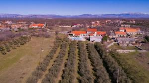 una vista aérea de una ciudad con casas en Villa Villa Karaga - with private pool en Ljubotic