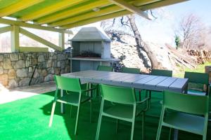 una mesa y sillas en un patio con parrilla en Villa Villa Karaga - with private pool en Ljubotic