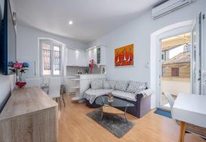ein Wohnzimmer mit einem Sofa und einem Tisch in der Unterkunft Apartment Ariana - central & comfy in Poreč