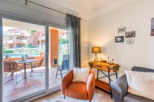 salon ze stołem i krzesłami oraz balkonem w obiekcie Hanami La Fragata Garden w mieście Estepona