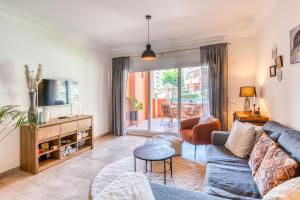 salon z kanapą i stołem w obiekcie Hanami La Fragata Garden w mieście Estepona