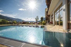 Bazén v ubytování Alpbacherhof Mountain & Spa Resort nebo v jeho okolí