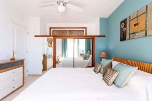 ein Schlafzimmer mit einem großen weißen Bett mit blauen Wänden in der Unterkunft Apartment in Palm-Mar - Insel Teneriffa 4652 in Palm-mar