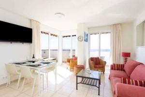 ein Wohnzimmer mit Sofa und Tisch in der Unterkunft Apartment in Palm-Mar - Insel Teneriffa 4652 in Palm-mar