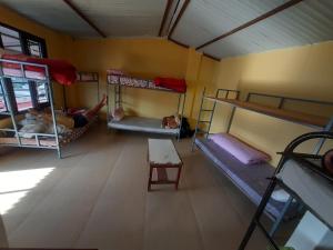 vistas a una habitación con literas en HOTEL FORESTWAY Hostel & Backpackers, en Pokhara