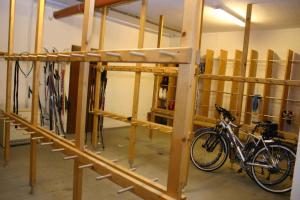 un vélo garé dans une pièce avec des poutres en bois dans l'établissement Apartment in Bad Mitterndorf - Steiermark 37021, à Bad Mitterndorf