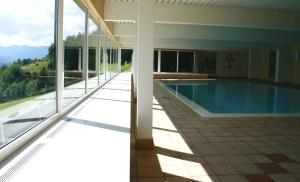 une maison avec une piscine et une grande fenêtre dans l'établissement Apartment in Bad Mitterndorf - Steiermark 37021, à Bad Mitterndorf