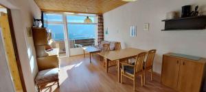 une cuisine et une salle à manger avec une table et des chaises dans l'établissement Apartment in Bad Mitterndorf - Steiermark 37021, à Bad Mitterndorf