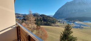 un balcon avec vue sur une vallée et une montagne dans l'établissement Apartment in Bad Mitterndorf - Steiermark 37021, à Bad Mitterndorf