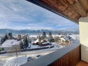 Blick auf eine Stadt im Schnee vom Balkon in der Unterkunft Apartments in Bad Mitterndorf - Steiermark 41123 in Bad Mitterndorf