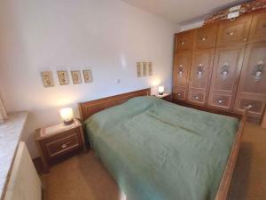 um quarto com uma cama verde e duas mesas de cabeceira em Holiday home in Bad Mitterndorf - Steiermark 41120 em Bad Mitterndorf