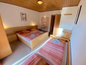 1 dormitorio pequeño con 2 camas y lavamanos en Holiday home in Radstadt - Salzburger Land 352 en Radstadt