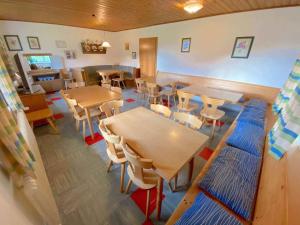 comedor con mesas y sillas de madera en Holiday home in Radstadt - Salzburger Land 352 en Radstadt