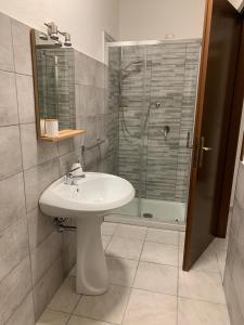 La salle de bains est pourvue d'un lavabo et d'une douche. dans l'établissement Casetta Genneria, à Seùlo