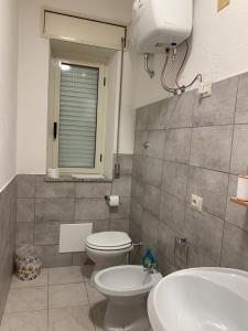 La salle de bains est pourvue de toilettes et d'un lavabo. dans l'établissement Casetta Genneria, à Seùlo