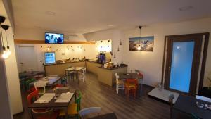 un ristorante con tavoli, sedie e bancone di MarBianco B&B a Marina di Carrara