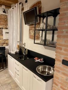 een keuken met een wastafel en een aanrecht bij Residenza Arena in Verona
