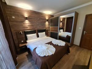 1 dormitorio con 1 cama grande y espejo grande en MitProt Panorama Bay 2 luks Apartment ap100, en Sveti Vlas