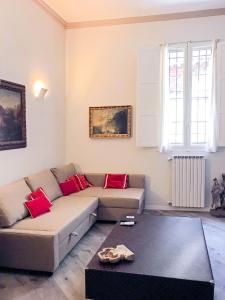 un soggiorno con divano e tavolo di casa Guido Reni a Bologna