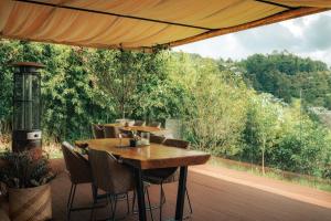TEVA Glamping & Retreat的阳台或露台
