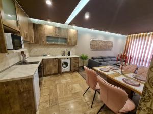Η κουζίνα ή μικρή κουζίνα στο MitProt Panorama Bay 2 luks Apartment ap100