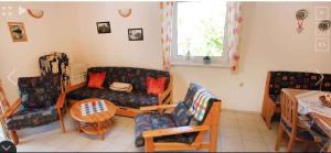Una sala de estar con un sofá y sillas y una mesa. en Apartments in Gyenesdias - Balaton 36344, en Gyenesdiás