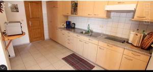 una cocina con fregadero y encimera en Apartments in Gyenesdias - Balaton 36344, en Gyenesdiás 2 fotos más