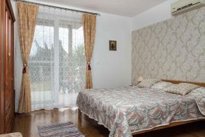 um quarto com uma cama e uma grande janela em Holiday Homes in Balatonboglar 40843 em Balatonboglár