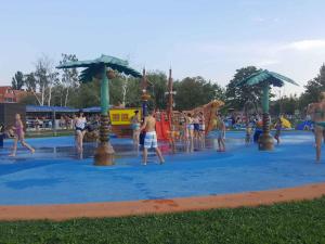 un groupe d'enfants jouant dans un parc aquatique dans l'établissement Apartment in Fonyod - Balaton 43602, à Fonyód