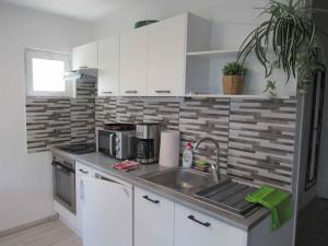 Una cocina o zona de cocina en Holiday home in Csopak - Balaton 43109