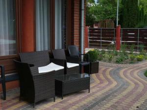 deux chaises et une table sur une terrasse dans l'établissement Apartments in Balatonkeresztur 36528, à Balatonkeresztúr