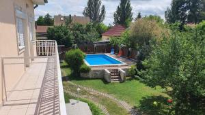 einen Hinterhof mit einem Pool und einem Haus in der Unterkunft Apartment in Zamardi - Balaton 20347 in Zamárdi