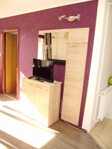 un soggiorno con TV e mobile in legno di Apartment in Cavle 38810 a Čavle