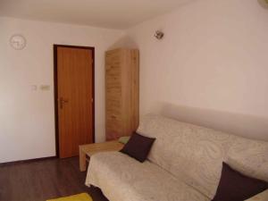 1 dormitorio con 1 cama y puerta de madera en Apartment in Cavle 38810, en Čavle