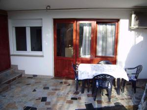 una mesa y sillas en una habitación con puerta en Apartment in Cavle 38810, en Čavle