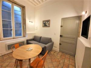 a living room with a couch and a table at L'Appart de la rue Balze in Arles