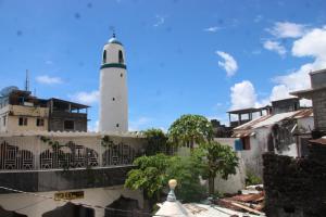un phare au milieu d'une ville dans l'établissement MEDINA HOTEL - Mutsamudu, à Mutsamudu
