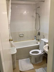 Phòng tắm tại Apartemen Batavia 807