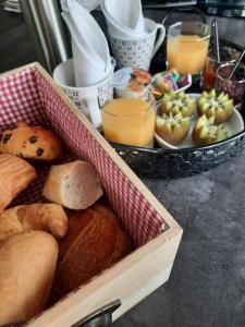 une boîte remplie de différents types de pain et de boissons dans l'établissement Le temps d'une pause ailleurs, à Faumont