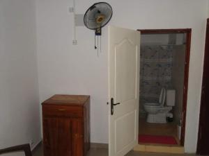 y baño con aseo y ventilador. en MEDINA HOTEL - Mutsamudu en Mutsamudu