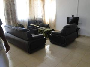 - un salon avec deux canapés et une télévision dans l'établissement MEDINA HOTEL - Mutsamudu, à Mutsamudu