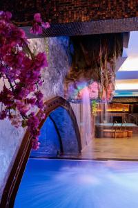 een zwembad met een waterval en bloemen bij Lavendel Spa Hotel in Tallinn